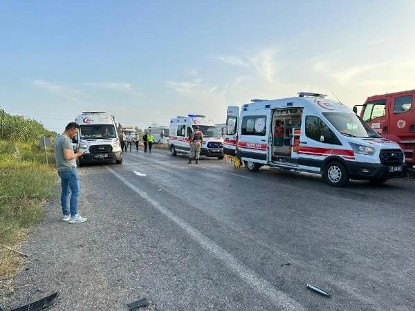 Hatay'da iki otomobil çarpıştı: 2 ölü, 4 yaralı yaralı (2)- Yeniden