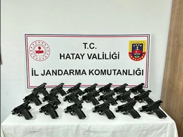 Hatay'da kargo kolilerinden 20 tabanca ele geçirildi