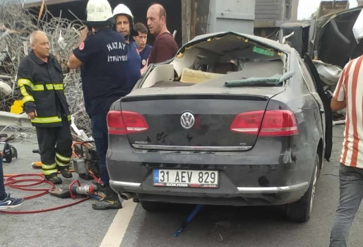 Hatay’da karşı şeride geçen tır otomobile çarptı: 1 ölü, 2 yaralı
