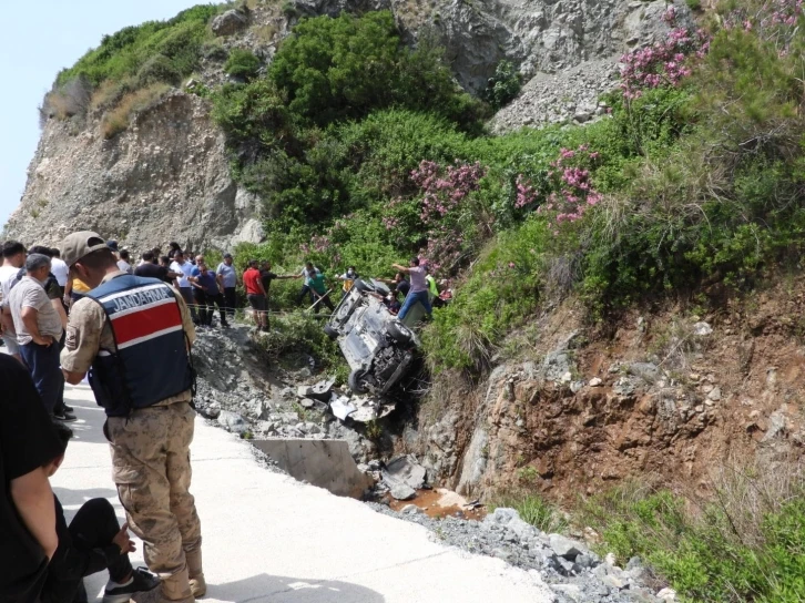 Hatay’da kaza: Araçta mahsur kalan yaralı kurtarıldı
