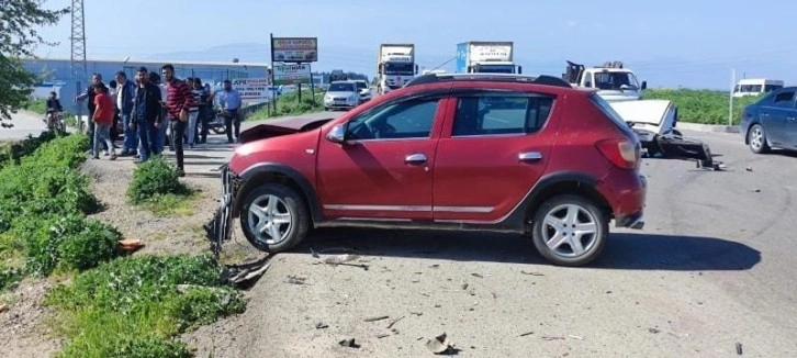 Hatay'da Kaza: Tofaş Araç Ortadan Bölündü!