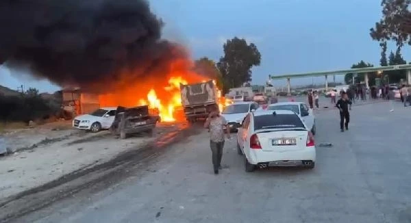 Hatay'da kontrolden çıkan kamyon asker uğurlayanların arasına daldı; ölü ve yaralılar var (1)