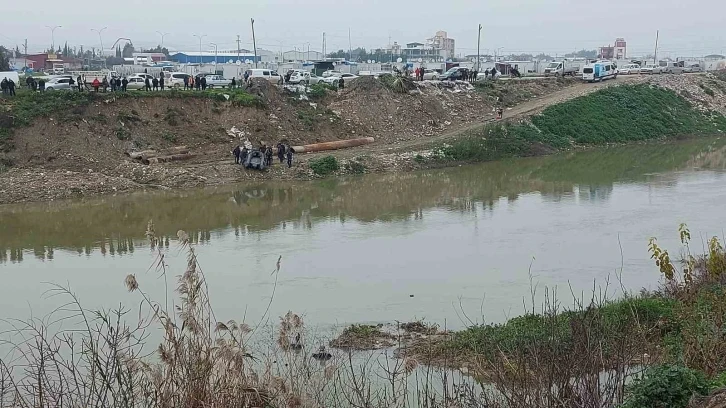 Hatay’da otomobil Asi Nehri’ne uçtu: Aracın içinde kalan var mı araştırılıyor
