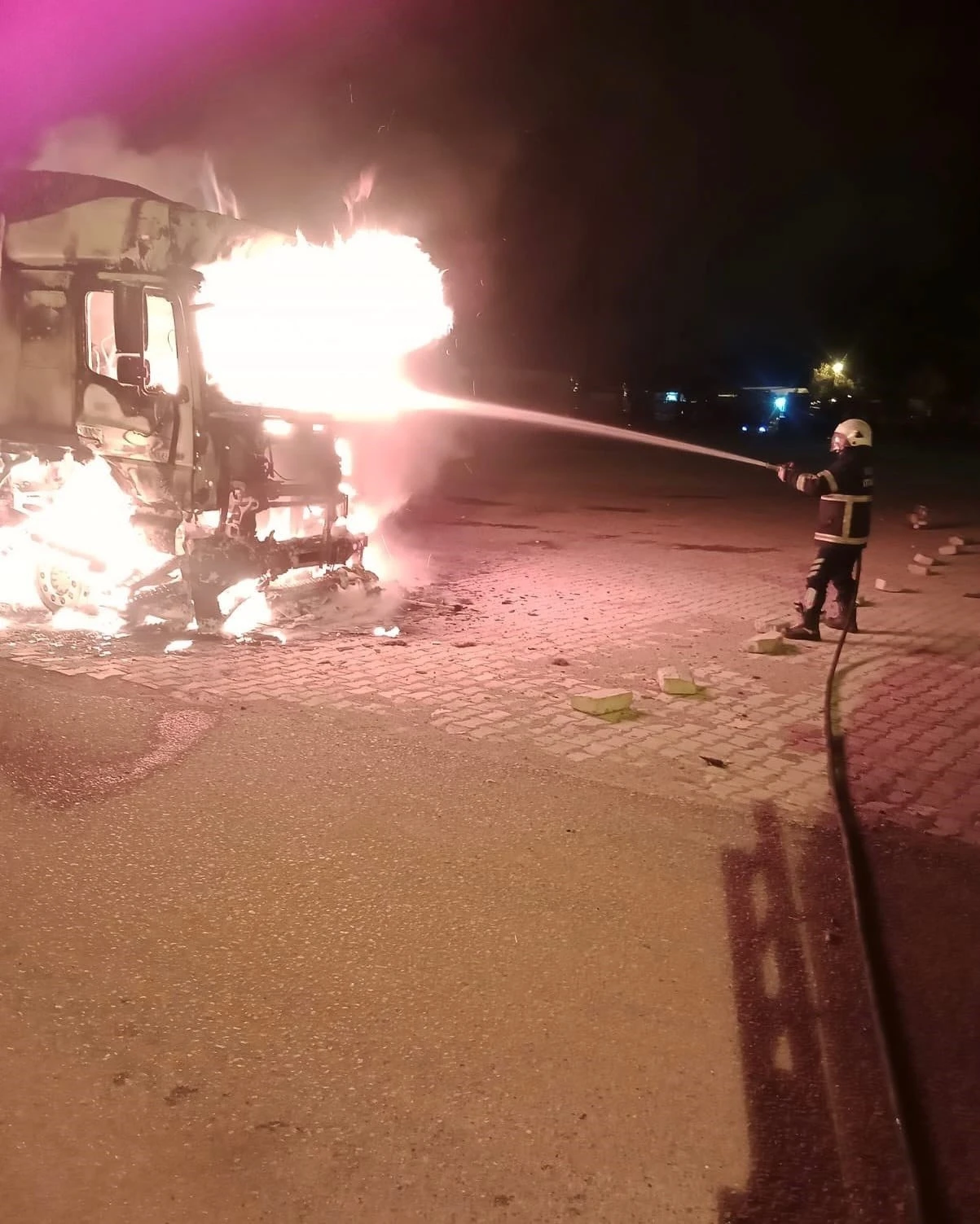 Hatay’da park halindeki tır alevlere teslim oldu
