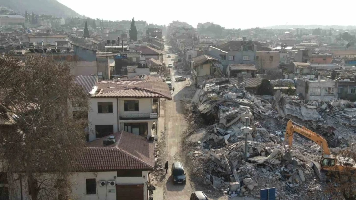 Hatay’da "dünyanın aydınlatılan ilk caddesi" yerle bir oldu
