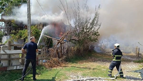 Hatay'da, sahilde 3 baraka ev yandı