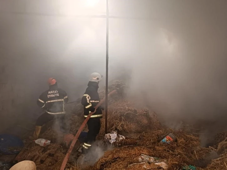 Hatay’da samanlık yangınına itfaiye ekiplerinden müdahale
