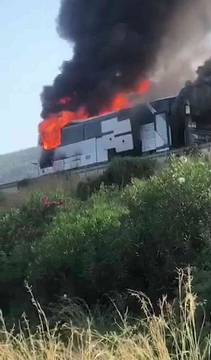 Hatay’da seyir halindeki işçi servisi alev alev yandı
