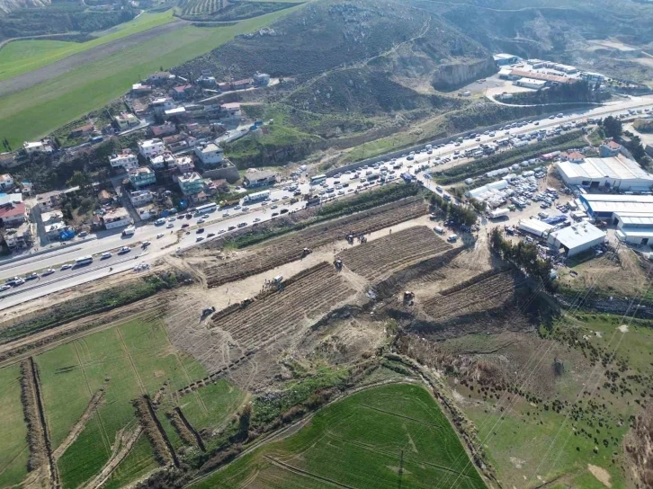 Hatay’da yeni oluşturulan mezarlıklarda defin işlemleri devam ediyor
