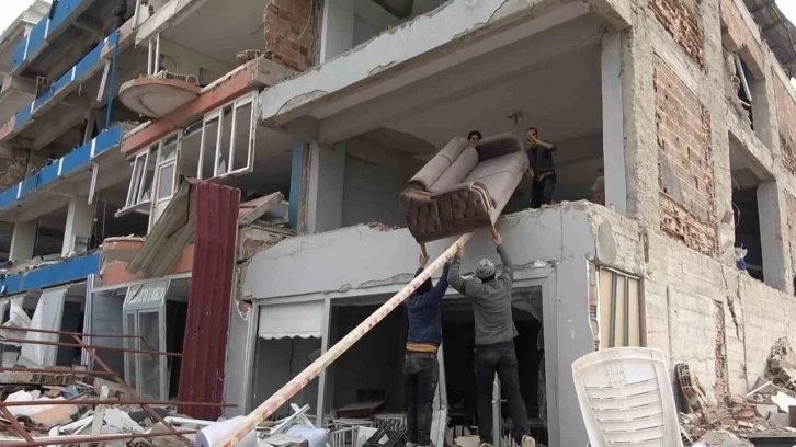 Hatay’da yıkılmak üzere olan 4 katlı binadan eşya taşıma anları kamerada
