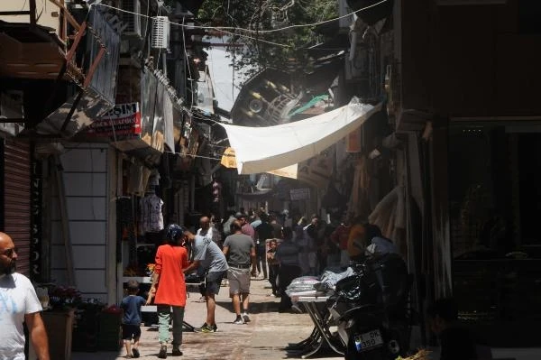 Hatay'da yıkıma uğrayan tarihi çarşıda bir yanda enkaz, diğer yanda bayram alışverişi