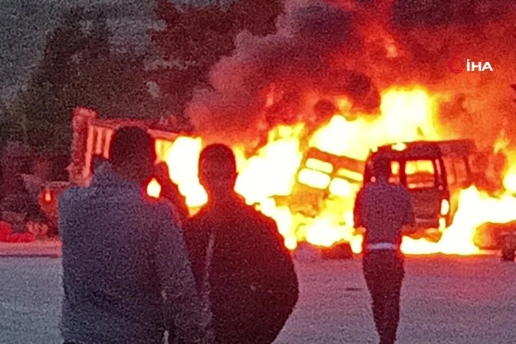 Hatay'da 12 araç kazaya karıştı, alevler çevreyi sardı