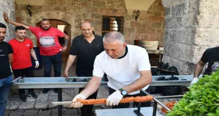 Hatay’da 19 metrelik kebap yapıldı, depremzedelere ikram edildi