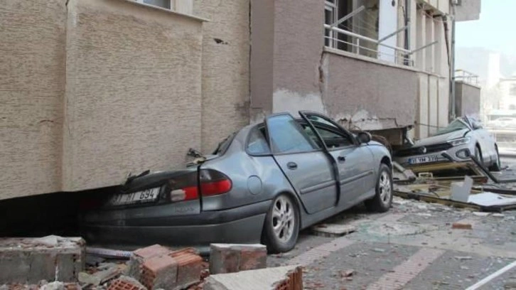 Hatay’da 5 otomobil, 50 kişiyi kurtardı