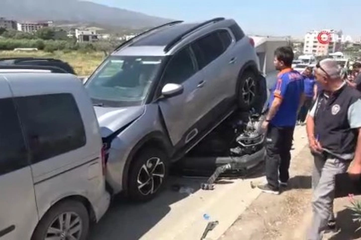 Hatay'da 7 araç birbirine girdi, cip otomobilin üzerine kaldı