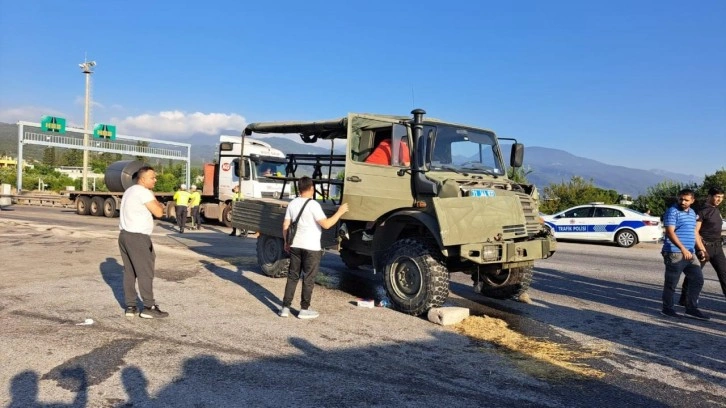 Hatay’da askeri araç tıra çarptı! Çok sayıda yaralı var