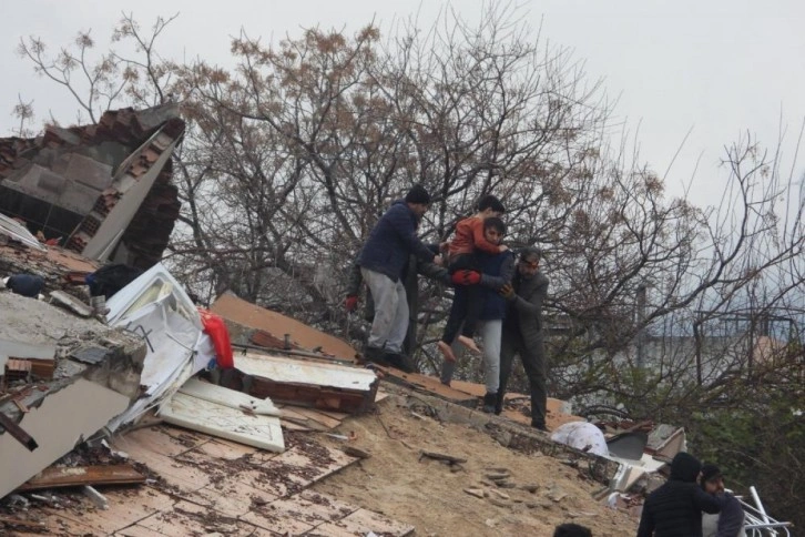 Hatay’da bir çocuk depremden 18 saat sonra sağ kurtarıldı