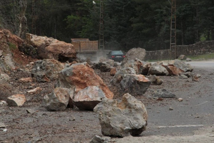 Hatay'da deprem tonlarca ağırlığındaki kayaları yerinden böyle koparmış