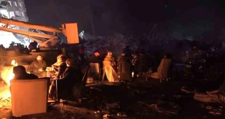 Hatay’da depremzedeler dondurucu soğukta geceyi ateş başında geçiriyor