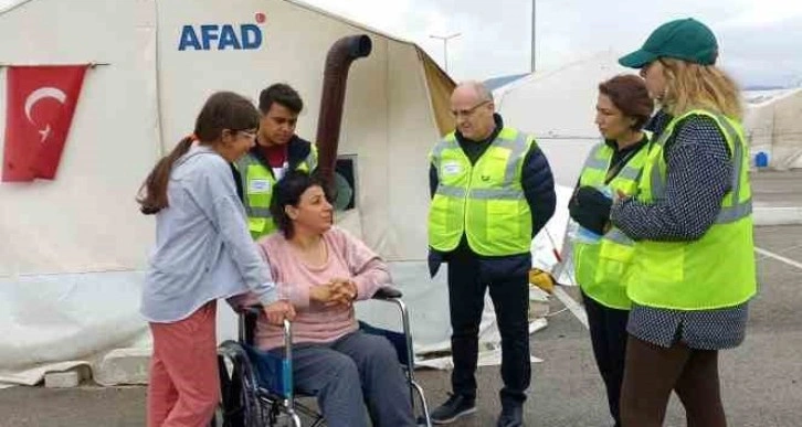 Hatay’da görev yapan Pamukkale HEM ekibi engelli depremzedeyi sevindirdi