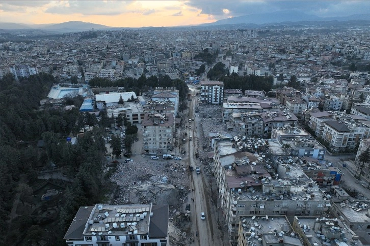 Hatay'da hasarlı evlerin içi dron ile görüntülendi