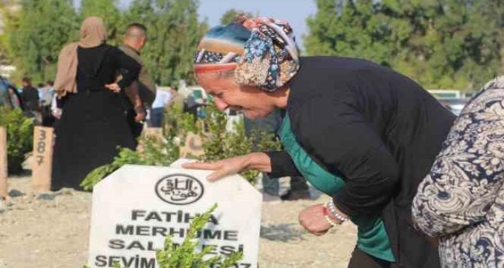 Hatay’da ilk bayram ziyareti deprem mezarlığına oldu