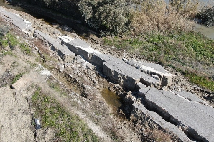 Hatay’da korkutucu görüntüler: 3 kilometrelik yol önce yarıldı sonra çöktü