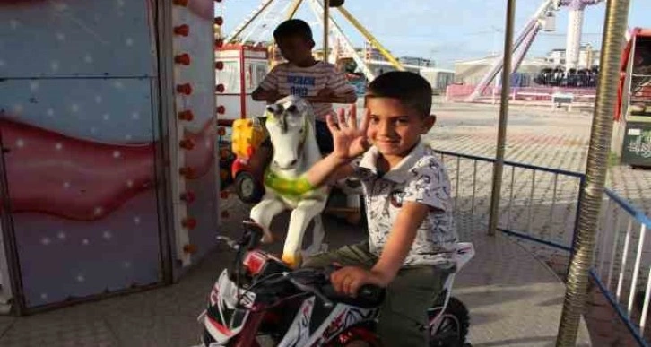 Hatay’da lunapark çocukların yüzlerini güldürdü