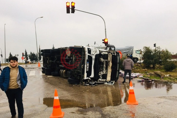 Hatay’da öğrenci servisi ile tır çarpıştı: 6 yaralı