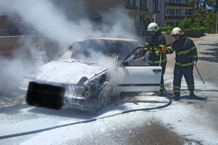 Hatay'da park halindeki araç yandı