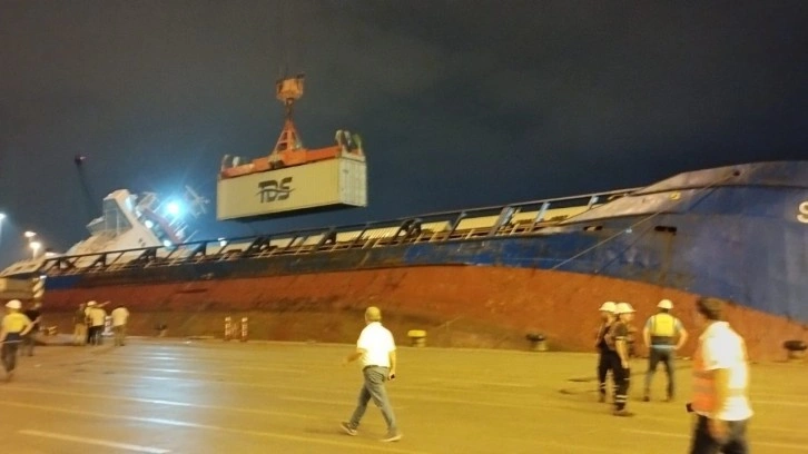 Hatay'da su alan kargo gemisi sulara gömüldü