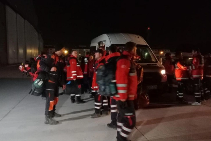 Hatay’daki arama kurtarma çalışmalarına katılan 32 itfaiyeci İstanbul’a döndü