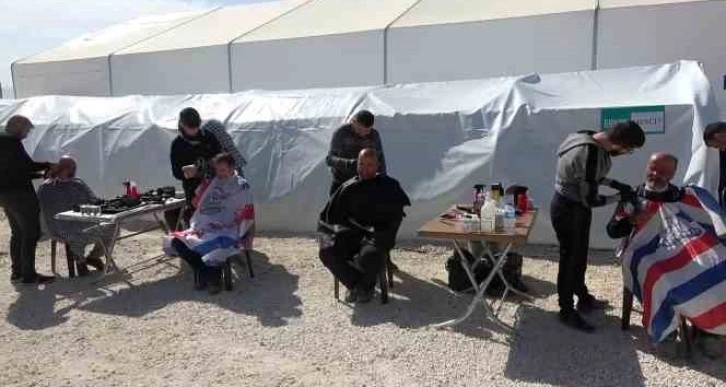 Hatay’daki çadır kentte depremzedelere berber hizmeti