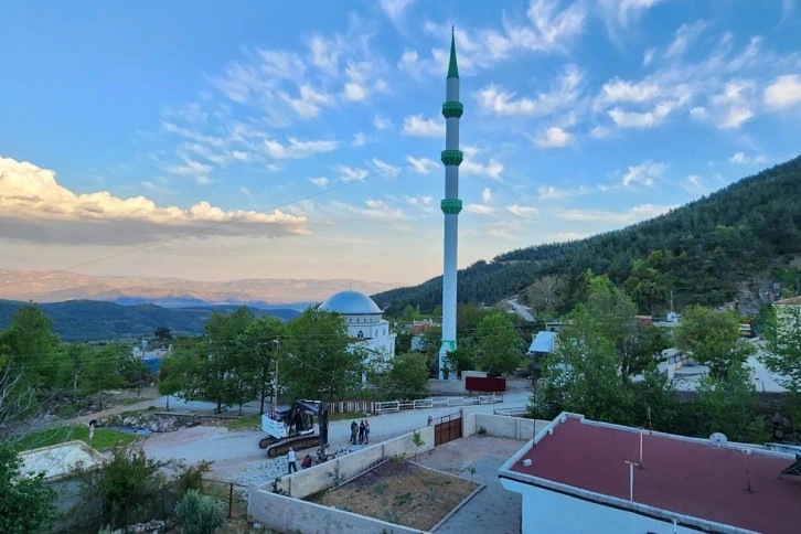 Hatay'ın en uzun minaresi böyle yıkıldı