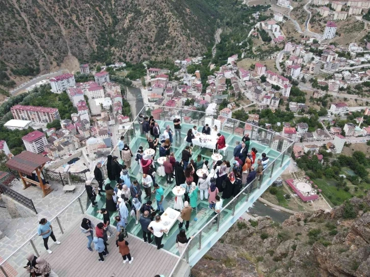 Hava Kuvvetleri Komutanlığı askeri personelinin nikahı 240 metre yükseklikte kıyıldı
