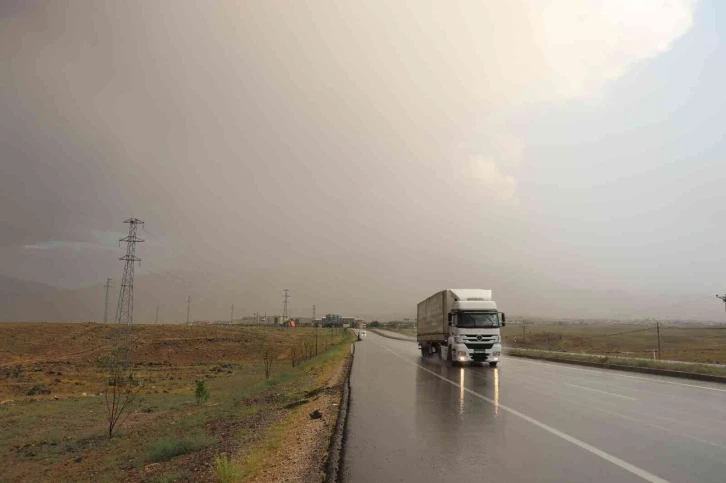 Hava sıcaklığı 40 dereceye dayanmıştı, Iğdır’da aniden bastıran yağmur korkuttu
