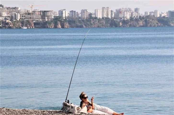 Hava sıcaklığının 19 derece olduğu Antalya’da sahiller yaz günlerini aratmadı
