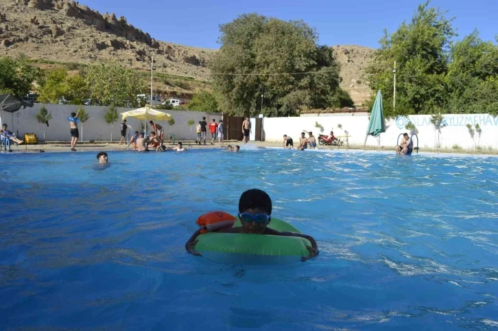 Hava sıcaklığının 45 dereceyi bulduğu Mardin’de vatandaşlar havuza akın etti
