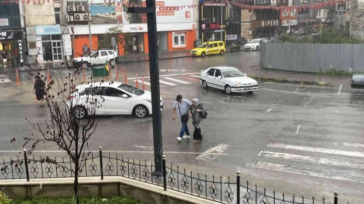 Hava sıcaklıkları düştü, yağmur hayatı olumsuz etkiledi
