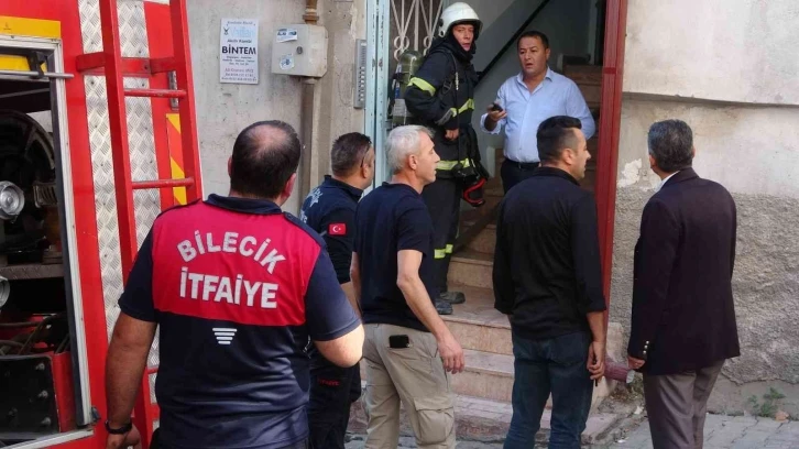 Havalandırma boşluğunda çıkan yangında tüm apartman boşaltıldı
