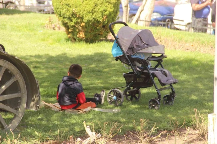 Havalar ısınınca vatandaş kendini parklara attı
