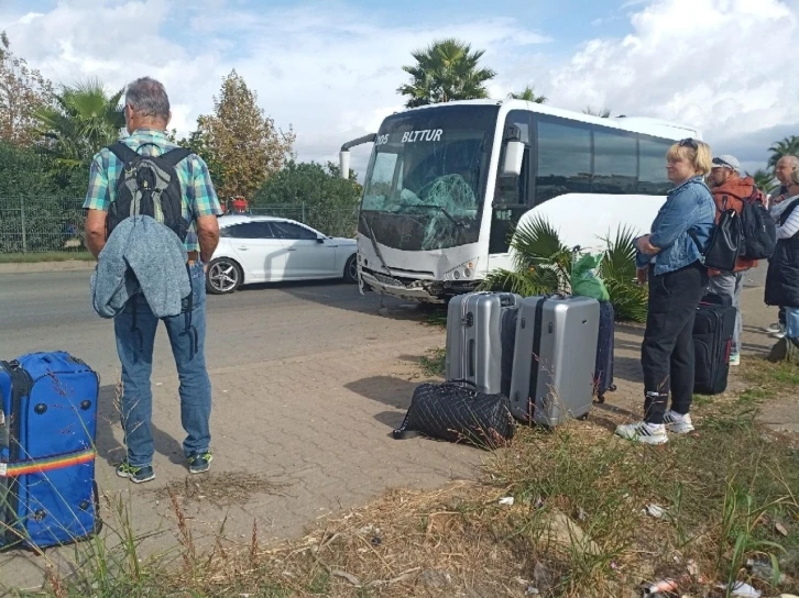 Havalimanına turistleri taşıyan midibüs karşı şeride geçti, kaza ucuz atlatıldı
