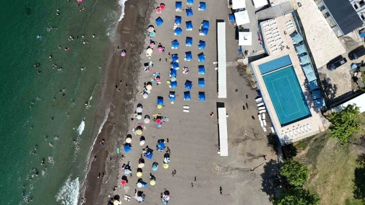 Havuzu ve plajı tatilcileri ağırlıyor

