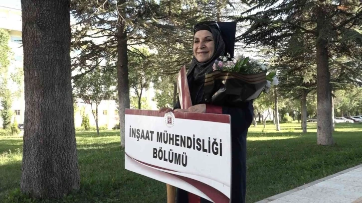 Hayali olan inşaat mühendisliğini 58 yaşında kazandı, 63 yaşında kep attı
