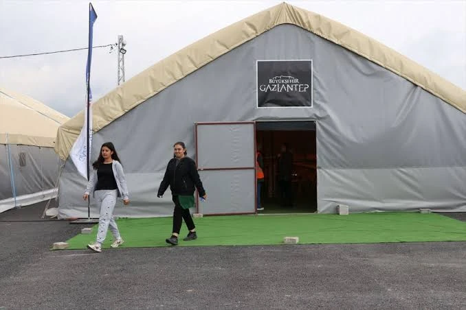 Depremzede Öğrencilerin YKS Yolculuğu: 160'ı Üniversiteye Hazırlanan 210 Depremzede Öğrenci Çadır eğitimlerinden Faydalanıyor