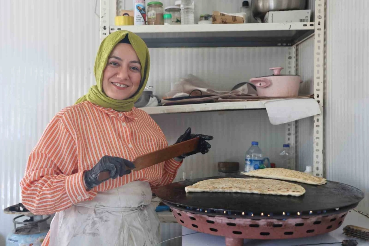 Hayallerine çadırda gözleme yapıp satarak başlayan depremzede kız kardeşler, hayat mücadelesini birlikte sürdürüyor
