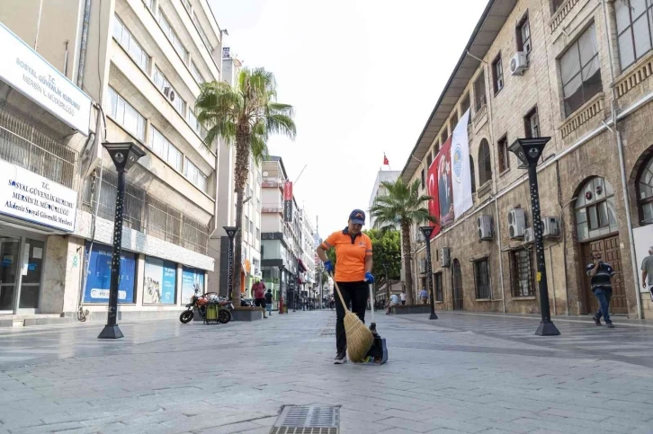 Hayallerinin peşinden koştu, temizlik işçisiyken solist oldu
