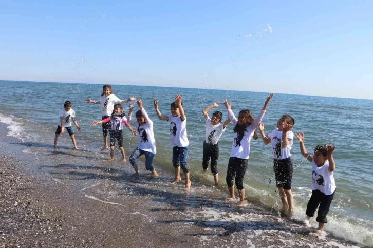 Hayatlarında ilk defa deniz gören Siirtli çocukların büyük mutluluğu
