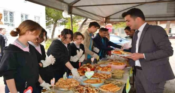 Hayır çarşısının geliri depremzede öğrencilere