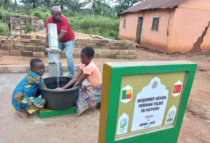 Hayırsever iki kadın emekli maaşlarından biriktirdikleri parayla Afrika’da su kuyusu açtırdı
